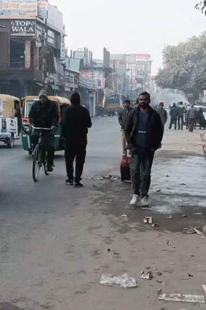 कानपुर में मौसम साफ है, लेकिन सर्द हवाओं से ठिठुरन बरकरार है। घर से बाहर निकले लोग गर्म कपड़ों और जैकेट में लिपटे नजर आए।