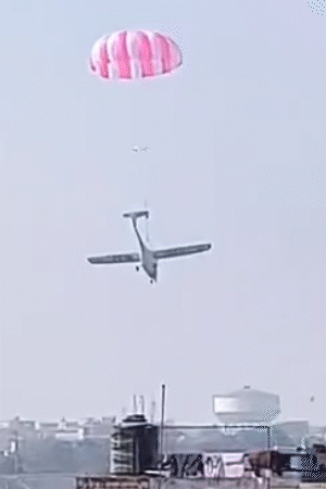 एयरक्राफ्ट हवा में उड़ते-उड़ते डगमगाया और तालाब में गिर गया।