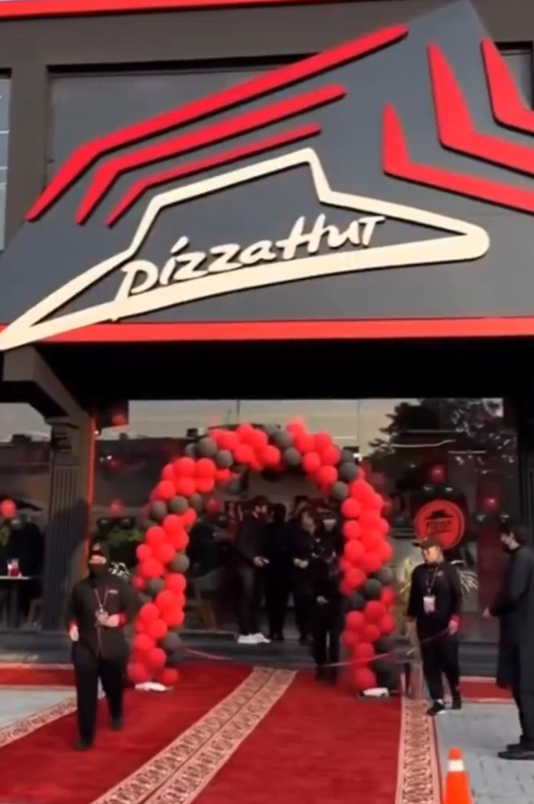 तस्वीर पाकिस्तान के फर्जी पिज्जा हट आउटलेट की है। इसे गुब्बारों के साथ सजाया गया था।