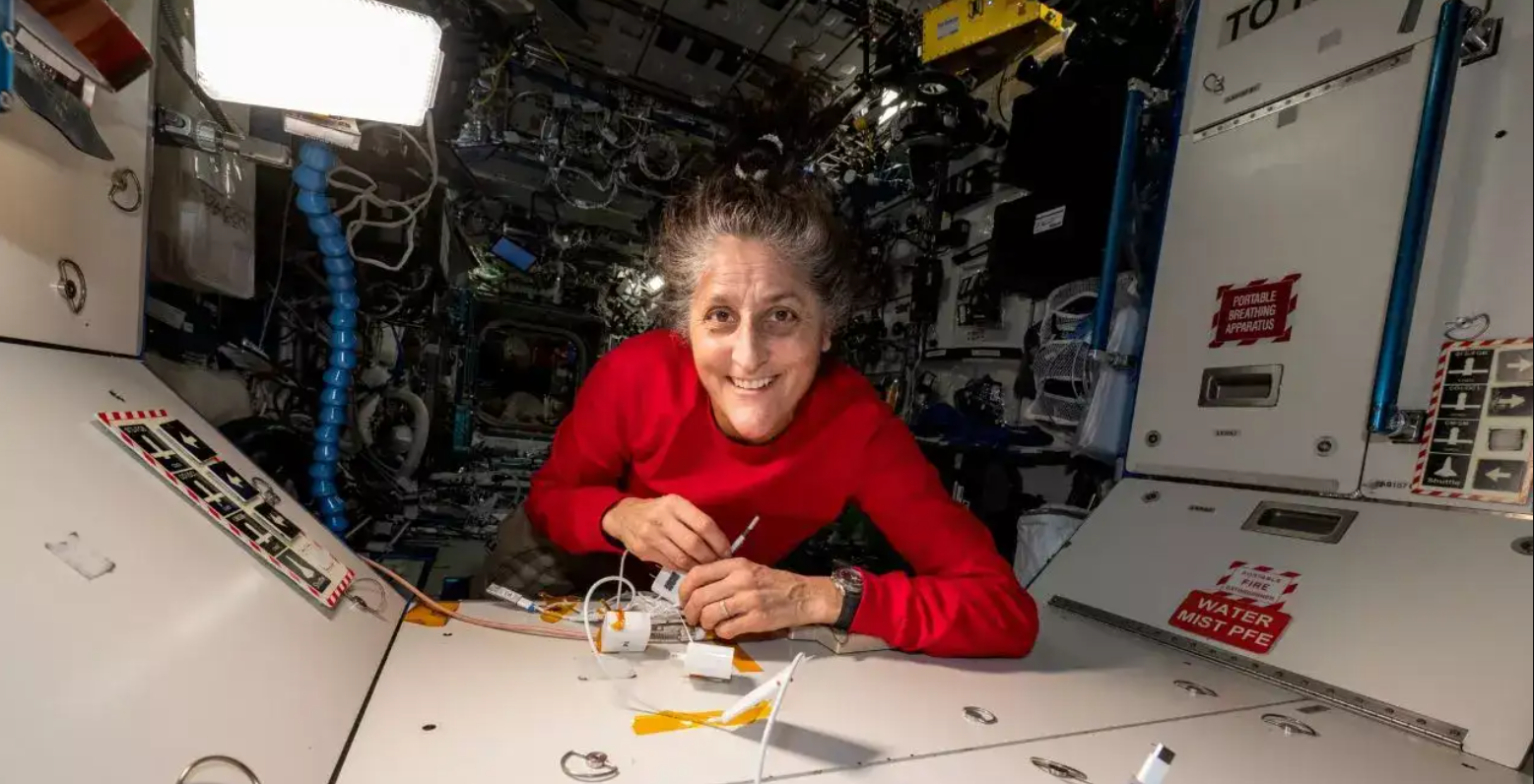 সুনিতা উইলিয়ামস 2024 সালের জুনে 8 দিনের মিশনে মহাকাশে গিয়েছিলেন, কিন্তু তার মহাকাশযান বোয়িং স্টারলাইনারে প্রযুক্তিগত ত্রুটির কারণে, তিনি প্রায় 9 মাস (মার্চ 2025 পর্যন্ত) তার সঙ্গী বুচ উইলমোরের সাথে মহাকাশ স্টেশনে আটকা পড়েছিলেন এবং অবশেষে 2025 সালের মার্চ মাসে পৃথিবীতে ফিরে আসেন।