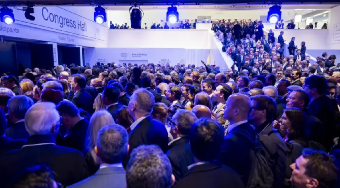 ट्रम्प को सुनने के लिए सैकड़ों लोग दावोस कांग्रेस हॉल के बाहर जुटे हैं।