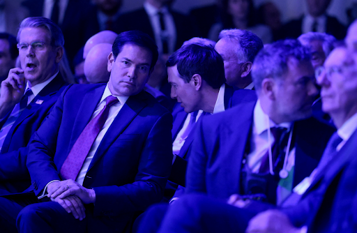 दावोस में ट्रम्प का भाषण सुनते हुए अमेरिकी वित्तमंत्री स्कॉट बेसेंट, विदेश मंत्री मार्को रूबियो और ट्रम्प के दामाद जेरेड कुशनर।