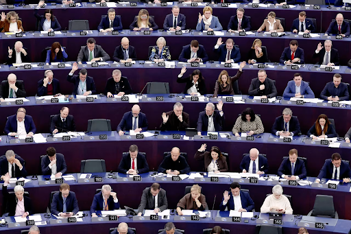यूरोपीय संसद के मेंबर स्ट्रासबर्ग, फ्रांस में बुधवार को आयोजित प्लेनरी सेशन के दौरान वोटिंग प्रक्रिया में हिस्सा लेते हुए।
