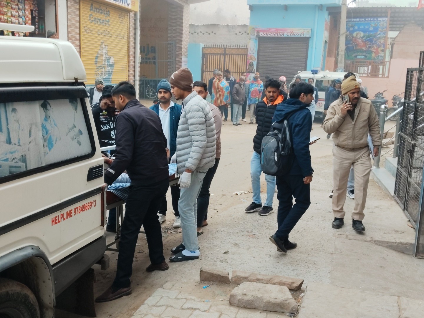 चूरू के सादुलपुर में हुए एक्सीडेंट में तीन लोग घायल भी हुए हैं। जिन्हें नजदीक के हॉस्पिटल में एडमिट कराया गया है।