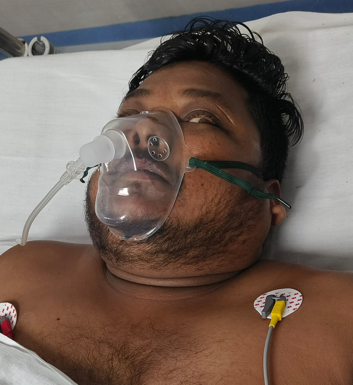 हॉस्पिटल मैनेजर के दोस्त अमिताभ के पेट में गोली लगी है, उनका अस्पताल में इलाज चल रहा है।