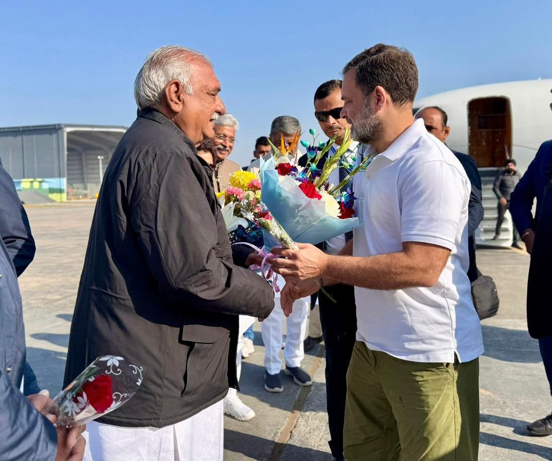 अंबाला एयरफोर्स स्टेशन पर राहुल गांधी का स्वागत करते पूर्व मुख्यमंत्री भूपेंद्र सिंह हुड्‌डा।