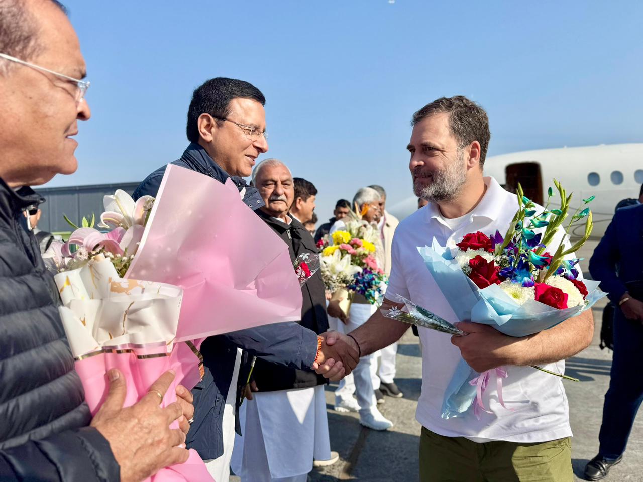 राहुल गांधी का स्वागत करते राज्यसभा सांसद रणदीप सिंह सुरजेवाला।