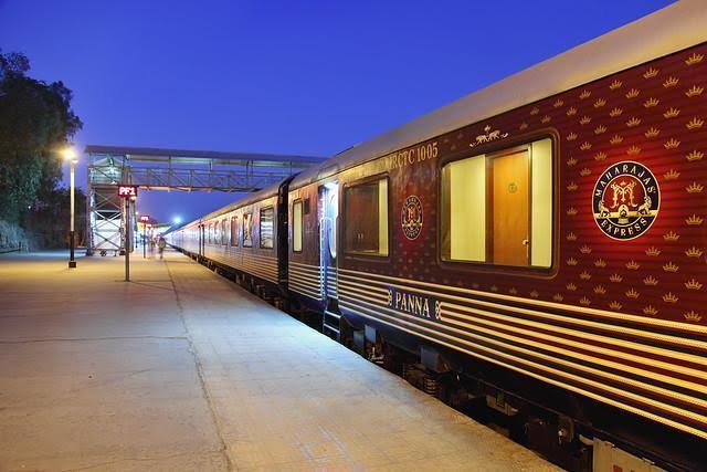 ट्रेन दिल्ली से आगरा होते हुए सवाई माधोपुर से जयपुर के दुर्गापुरा रेलवे स्टेशन आ रही थी। फाइल फोटो।