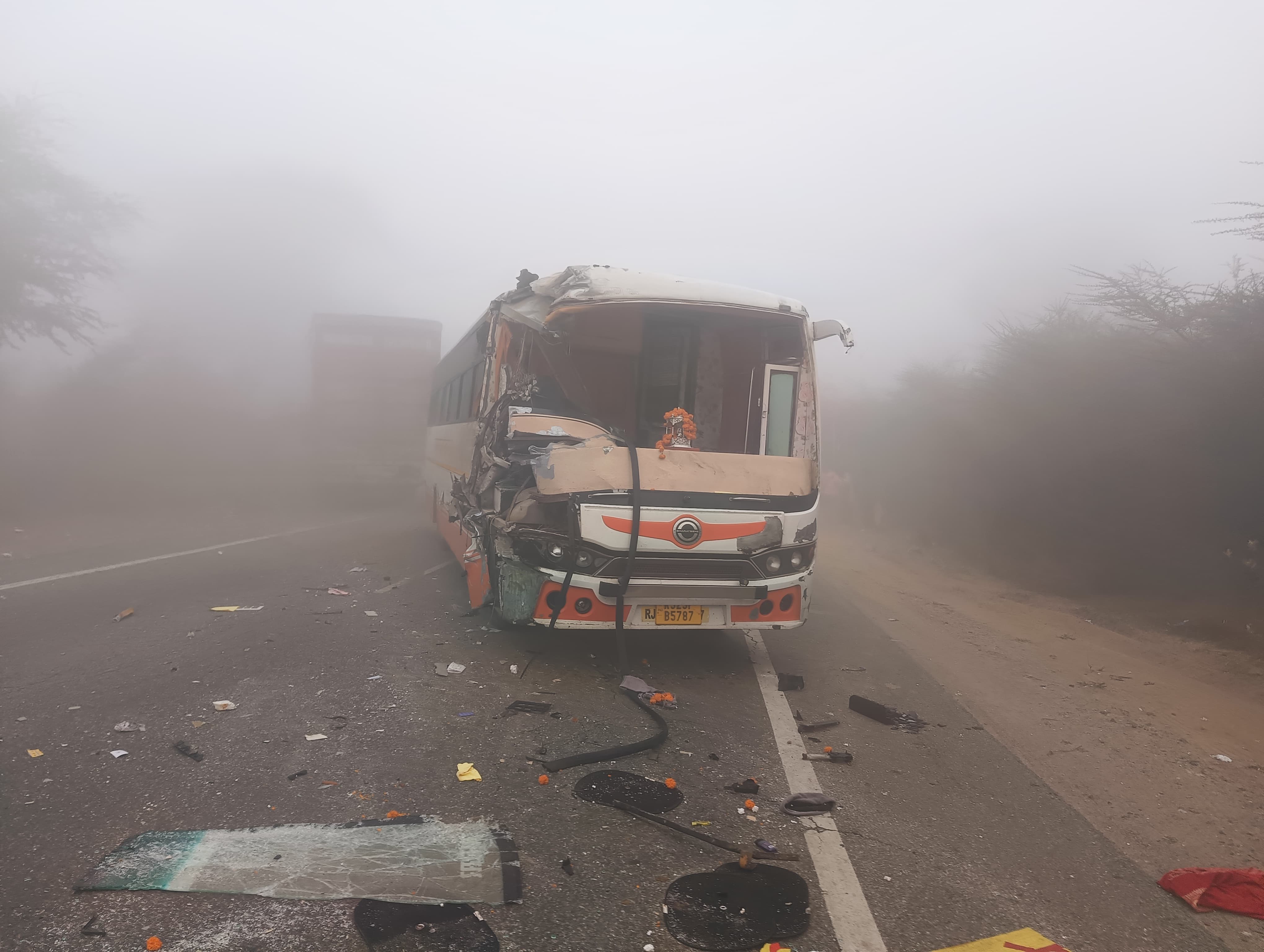 सीकर के फतेहपुर में वाहनों के टक्कर में लोक परिवहन बस बुरी तरह से क्षतिग्रस्त हो गई। कई पैसेंजर्स भी घायल हुए हैं।