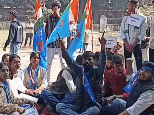 मांग नहीं मानी गई तो आगे 1 फरवरी को कॉलेज से KDA तक दंडवत यात्रा लगाएंगे।