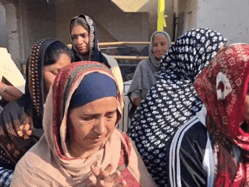 गुरु ग्रंथ साहिब जी को उठाए जाने पर भावुक हुई संगत।