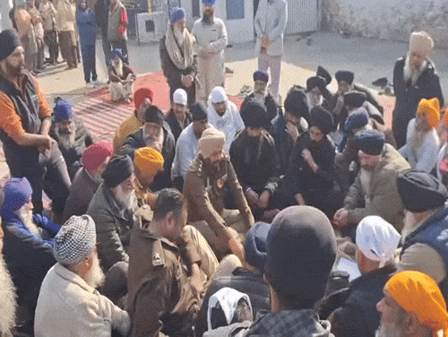 मामले को लेकर लोगों से बातचीत करती जालंधर देहाती पुलिस।