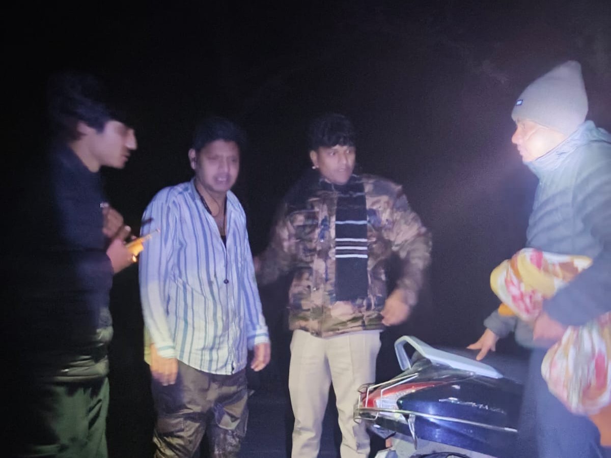 नगराम पुलिस टीम ने युवक को कुएं से सुरक्षित बाहर निकाला।