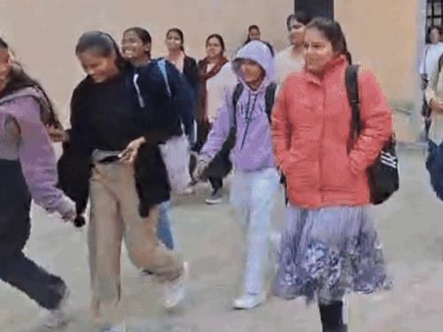 बम से उड़ाने की धमकी मिलते ही कॉलेज में अफरा-तफरी मच गई।
