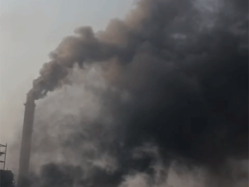 हादसे के बाद प्लांट के आसपास के इलाके में धुआं-धुआं हो गया।