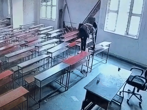 गुजरात में कॉलेज स्टूडेंट ने क्लास में किया सुसाइड:  पहले बेंच पर चढ़कर पंखे से स्कार्फ बांधा, फिर फोन चेक करके फांसी लगाई