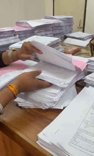 वोटर लिस्ट के विशेष गहन पुनरीक्षण (SIR) को लेकर रिटर्निंग ऑफिसर की टेबल पर रखे हजारों फॉर्म।