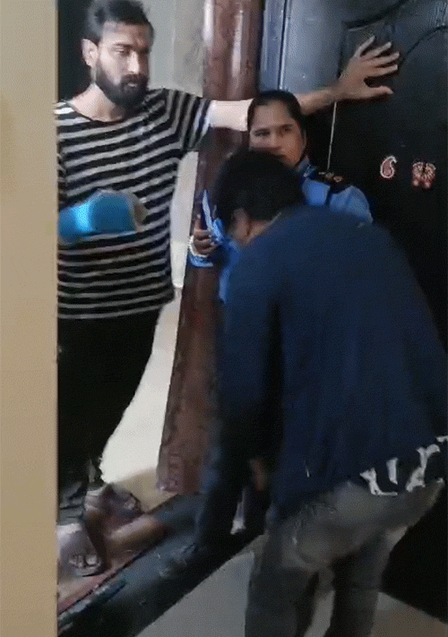 स्थानीय रहवासियों और सुरक्षाकर्मियों ने मोहित साहू के व्यवहार का विरोध किया तो डायरेक्टर ने सुरक्षाकर्मी के पैर छूकर माफी भी मांगी थी।