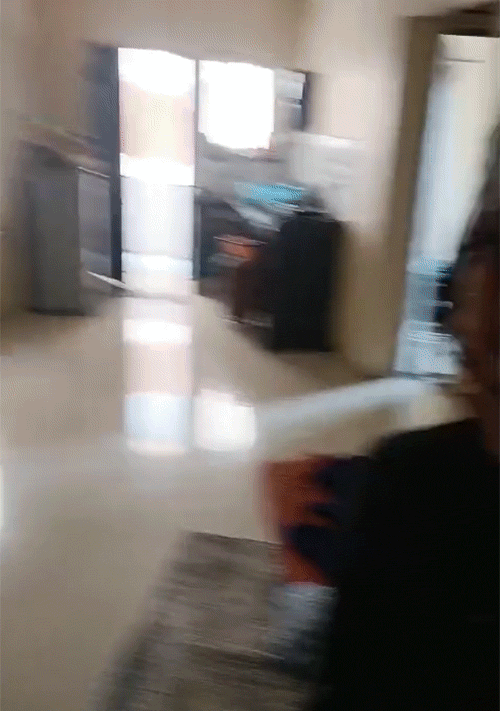 युवती के सिर से खून बहता साफ नजर आ रहा है।