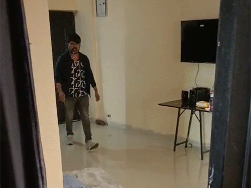 छॉलीवुड डायरेक्टर पर दूसरी शादी करने और मारपीट करने का आरोप युवती ने लगाया है।