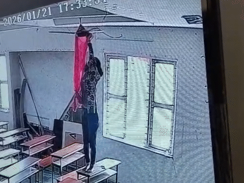 बेंच पर चढ़कर पंखे से अपना स्कार्फ बांधा।