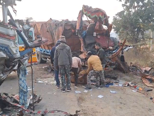 आमने-सामने की टक्कर के बाद दोनों ट्रक के सामने का हिस्सा डैमेज हो गया। कैबिन में फंसे थे शव।