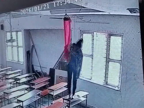 स्कार्फ बांधने के बाद नीचे उतरकर मोबाइल चेक किया।