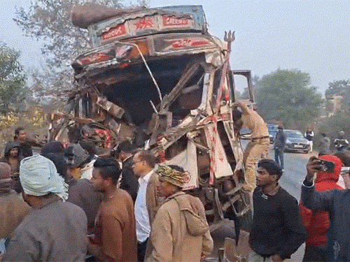 हादसे के बाद घटनास्थल पर लोगों की भीड़ जमा हो गई थी।