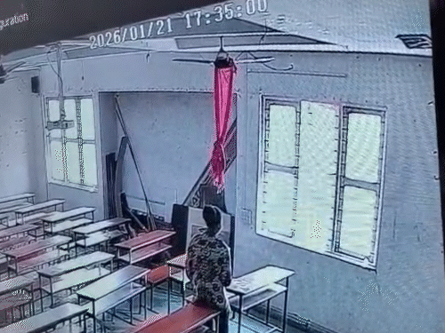 मोबाइल चेक करने के बाद कुछ देर बैंच पर ही बैठी रही।