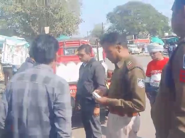 दमोह में कार में दारू पार्टी करते पकड़ाए चार दोस्त:  पुलिस ने कार जब्त की, 15 वाहनों पर ₹5500 का जुर्माना लगाया – Damoh News