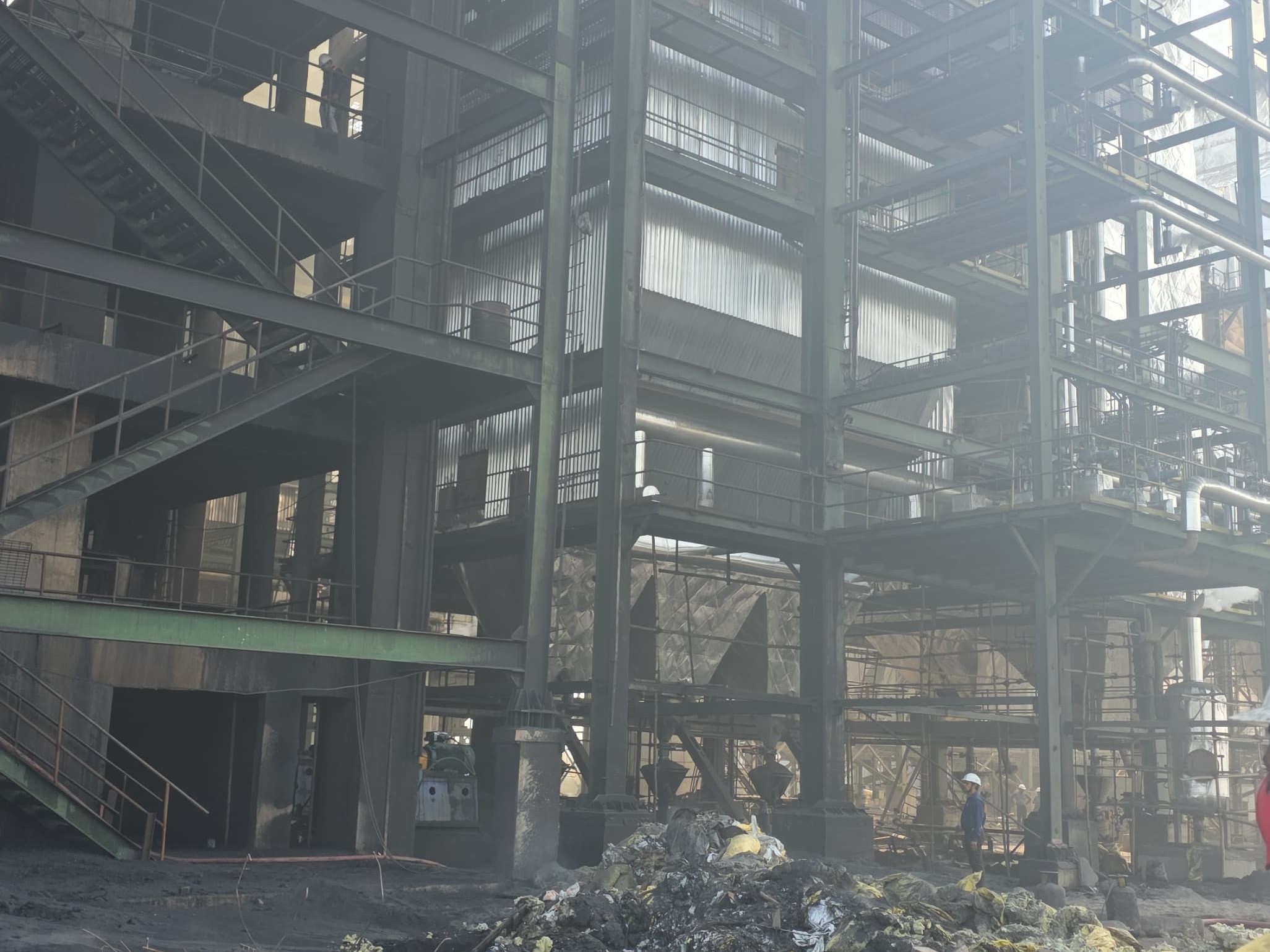 कलेक्टर ने बताया कि मलबे में फंसे मजदूरों को निकाल लिया गया है।