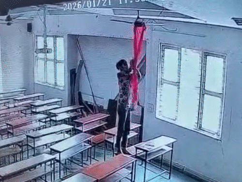 फिर बेंच पर चढ़ी और फंदा गले में कसकर सुसाइड कर लिया।