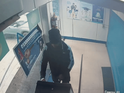 एटीएम बूथ के अंदर बदमाश ने पहले रुपए निकालने का नाटक किया।