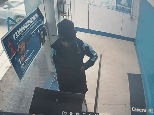 बाद में उसने जेब से औजार निकाला और एटीएम बूथ को खोलने का प्रयास किया।