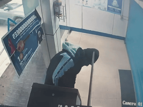 काफी कोशिश के बाद भी बदमाश सफल नहीं हुआ तो चला गया।