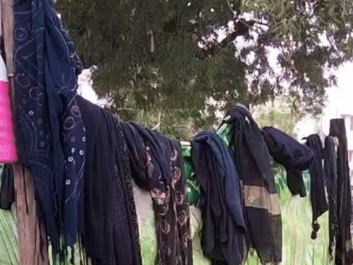 सीएम भजनलाल शर्मा की सभा में आए लोगों के जैकेट, शॉल, बैग मुख्य गेट के पास ही रखवा दिए गए।