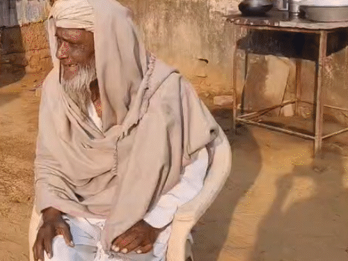 नसीबा खां जमींदारी करते हैं और घर पर ही रहते है।