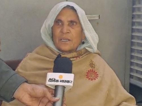 वार्ड पंच मौजबी का कहना है कि उन्होंने फॉर्म भरकर जमा भी कराया था। इसके बावजूद उन्हें मृत बता दिया।