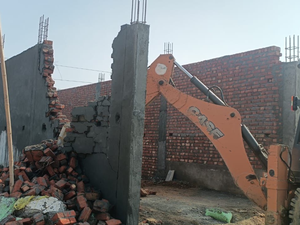 रोहतक में अवैध निर्माण को प्रशासन ने किया ध्वस्त:  13.5 एकड़ भूमि पर बन रही थीं कॉलोनी, 10 बाउंड्री-पक्के सड़क नेटवर्क को तोड़ा – Kalanaur News