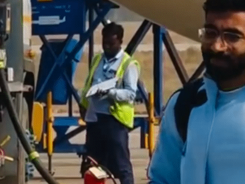 रायपुर एयरपोर्ट पर गेंदबाज जसप्रीत बुमराह, टीम इंडिया होटल मैरियट में रूकेगी।