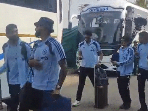 प्रैक्टिस के लिए जाते हुए हर्षित राना, ईशान किशन, और हार्दिक पंड्या।