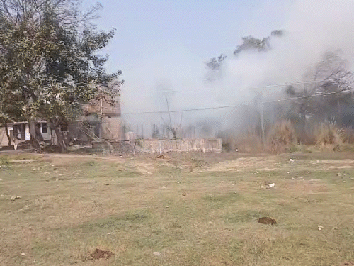 सीवान में पटाखा ब्लास्ट, गर्दन उड़कर 20 फीट दूर गिरी:  दो शादियां करने वाला मुर्तुजा पहली बीवी संग बनाता था बम, शरीर के टुकड़े भी नहीं मिले – Siwan News