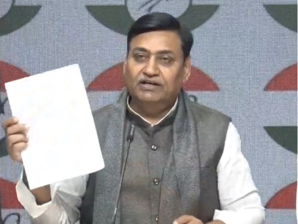 कांग्रेस नेताओं का आरोप है कि जबरन नाम काटे जा रहे हैं। ये सब मिलीभगत से हो रहा है।