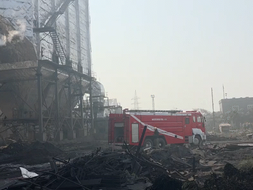 भाटापारा थाना क्षेत्र में स्थित बकुलाही इलाके में स्थित स्पंज प्लांट में धमाका हुआ है। - Dainik Bhaskar