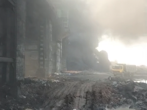 हादसे के बाद प्लांट के कोल भट्टी क्षेत्र में मलबा फैल गया जिसे हटाया जा रहा है।