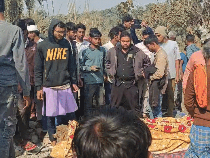 धमाके में एक की मौत हुई है। मृतक को घेरकर खड़े लोग।