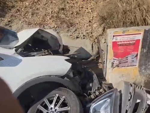 मनाली-चंडीगढ़ हाईवे पर हुए हादसे क्षतिग्रस्त हुई कार।