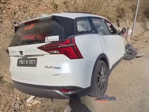 एक्सीडेंट में क्षतिग्रस्त हुई गाड़ी।