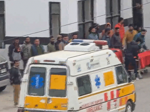 अस्पताल में एंबुलेंस घायलों और जवानों के शवों को लेकर पहुंची।