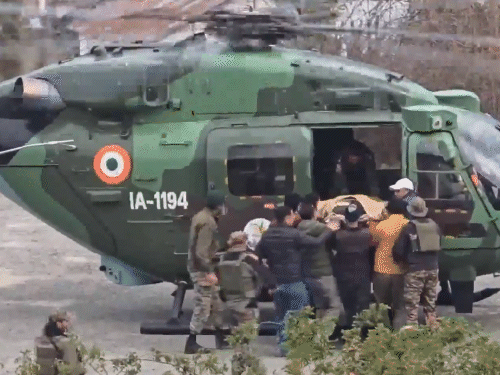 घायल जवानों को हेलिकॉप्टर से हादसे वाली जगह से एयरलिफ्ट किया गया।